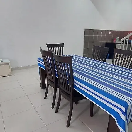 Hud Hud Homestay Bandar Puncak Alam Exterior photo